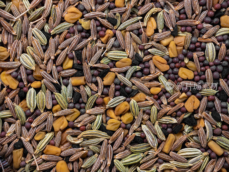 Panch phoron(印度五种香料混合物)产于印度东部和孟加拉国，由下列种子组成:小茴香、棕色芥末、胡芦巴、黑葛和茴香。
